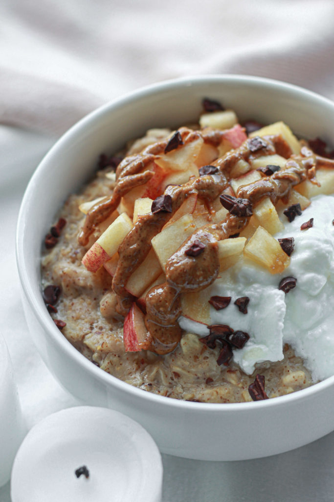 VEGAN APPLE PIE OATMEAL CLOSE UP