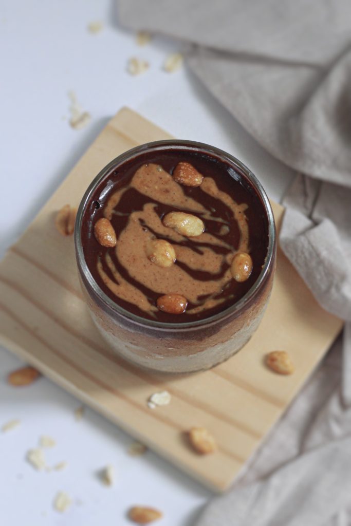 showing overnight oats recipe that tastes like snickers 