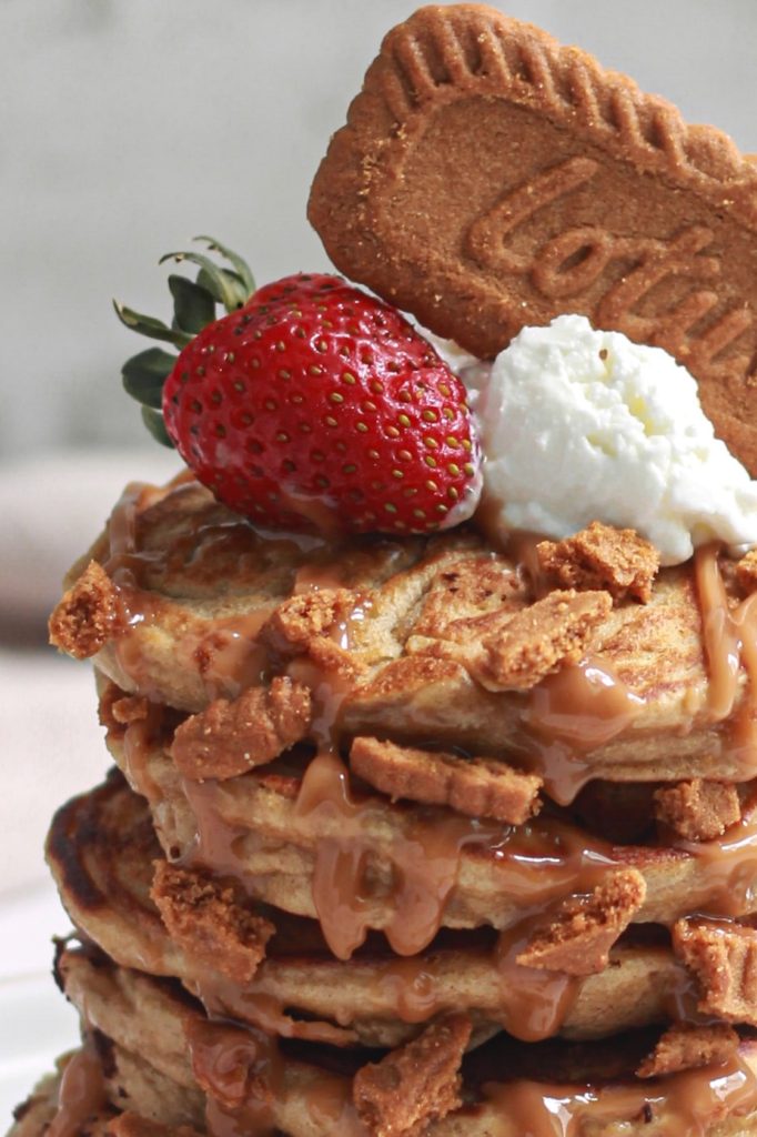 strawberry biscoff oatmeal pancakes