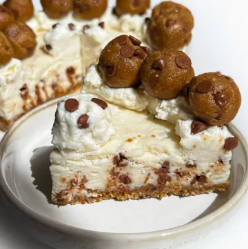 showing a no bake cheesecake with sugar cookie crust slice
