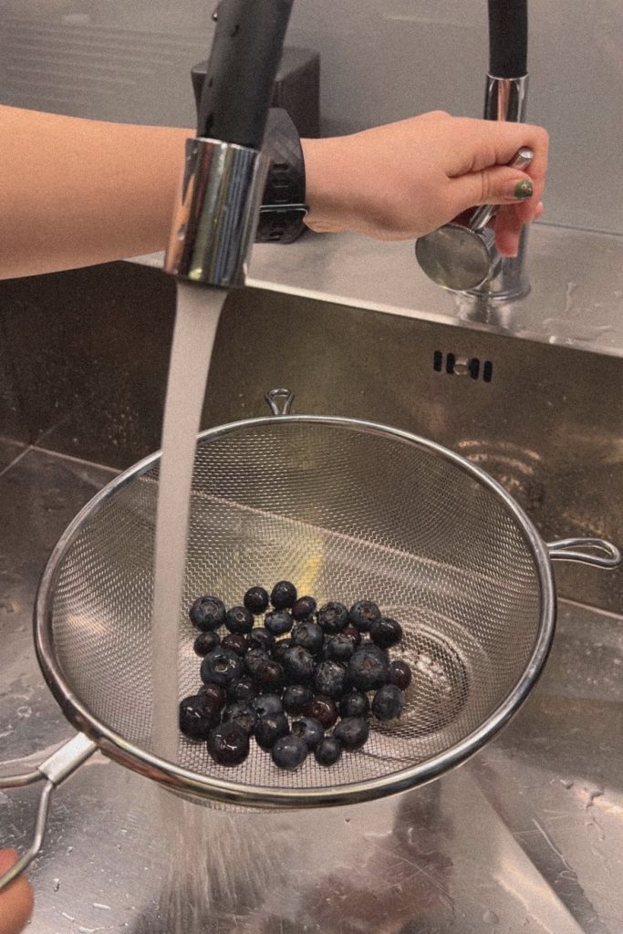washing blueberries for oatmeal topping