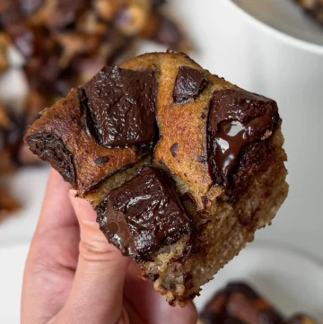 banana blondies with chocolate chips